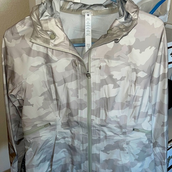 NWT Lululemon Rain Jacket - Picture 5 of 9